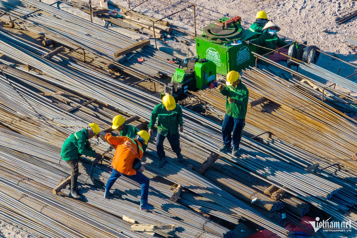 Việc hoàn thành móng tuyệt đối là tiền đề quan trọng để bảo đảm kỹ thuật cho kết cấu không cột khổng lồ. Công trường rất nhộn nhịp cảnh công nhân thi công những ngày gần cuối năm 2025.