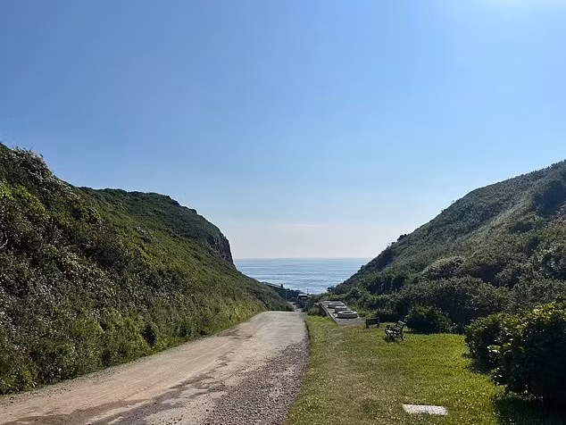 Ngành công nghiệp chính ở Sark là du lịch, mùa du lịch kéo dài từ tháng 3 đến tháng 10 nên có nhiều công việc trên đảo, đặc biệt là trong lĩnh vực dịch vụ khách sạn hoặc thương mại.