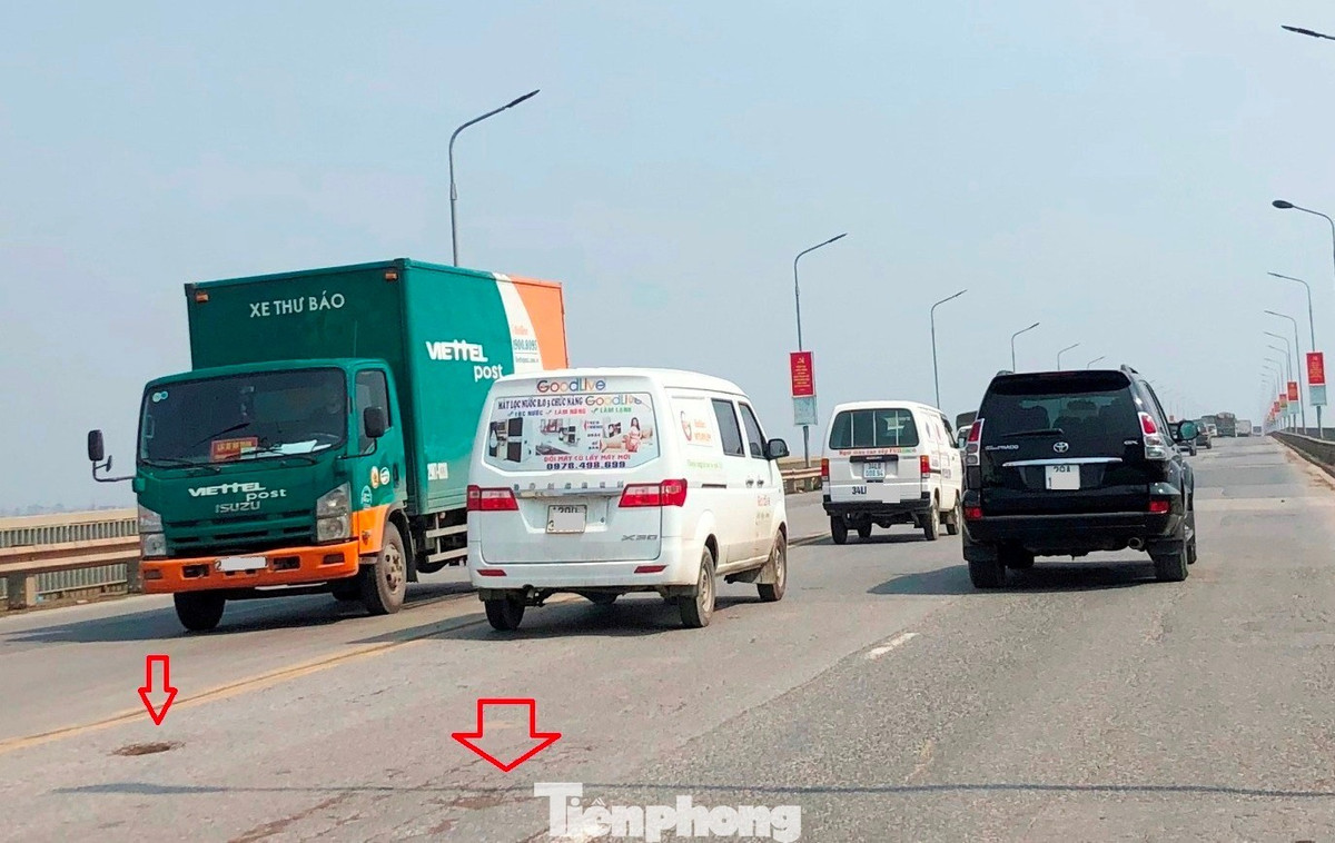 Trong những năm qua mặt cầu đã được sửa chữa lớn (dự án đại tu) nhưng đường dẫn ở hai đầu cầu chỉ được bảo dưỡng, sửa chữa nhỏ, tình trạng hư hỏng, nứt mặt cầu, phát sinh ổ gà.