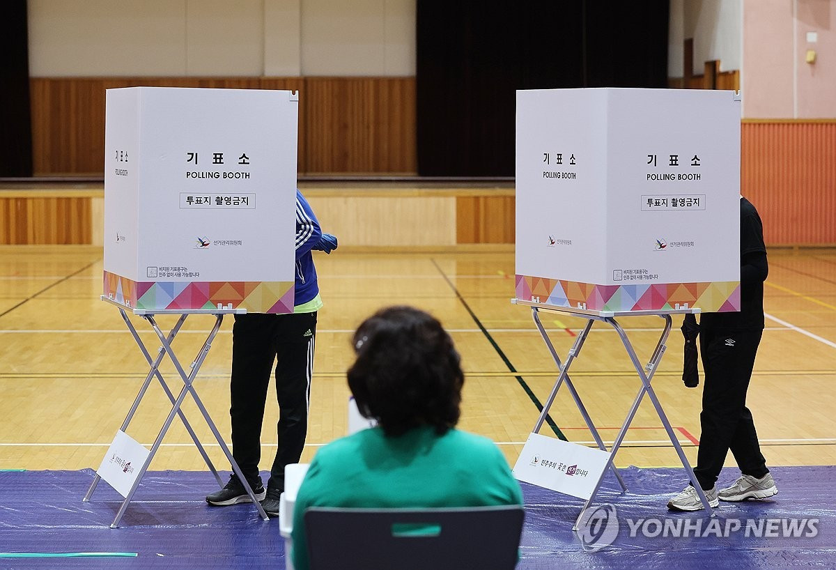 Tỷ lệ cử tri đi bỏ phiếu sớm đạt 34,74%, cao thứ hai kể từ khi hệ thống này được áp dụng vào năm 2014. Ảnh: Người dân bỏ phiếu tại một địa điểm ở thành phố Ulsan ngày 3/6. Ảnh: Yonhap.
