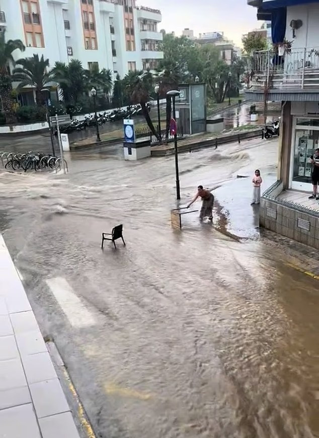 Tình trạng ngập lụt trên các con phố dân cư ở Sitges, Tây Ban Nha. Ảnh: DM.