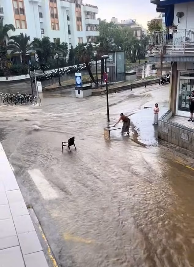 Tình trạng ngập lụt trên các con phố dân cư ở Sitges, Tây Ban Nha. Ảnh: DM.