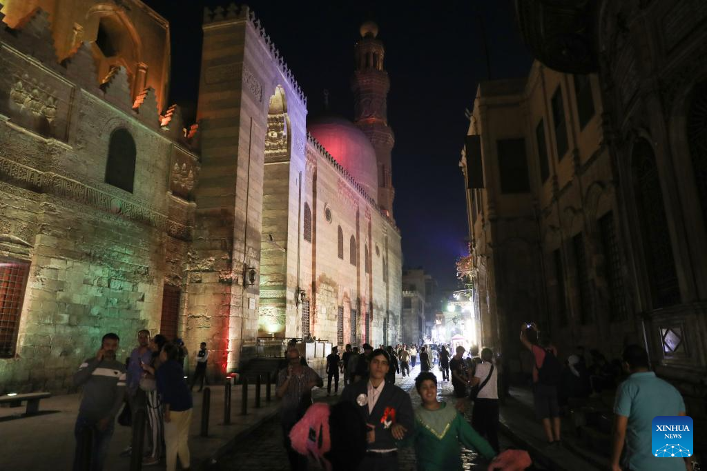 Người dân tham quan một con phố cổ gần chợ cổ Khan el-Khalili.