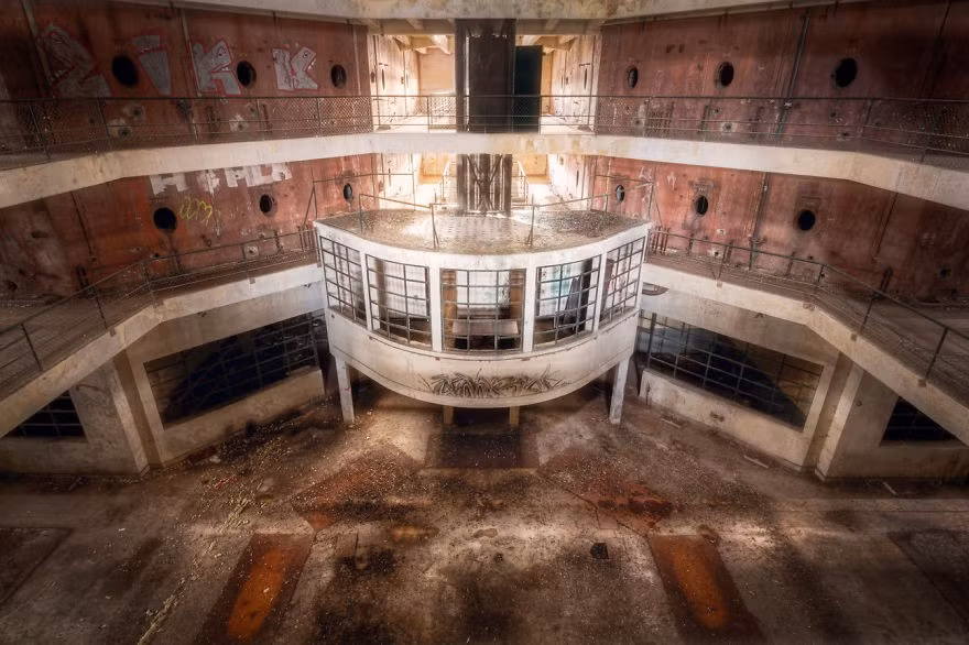 Nhà kho nằm im lìm suốt nhiều năm.