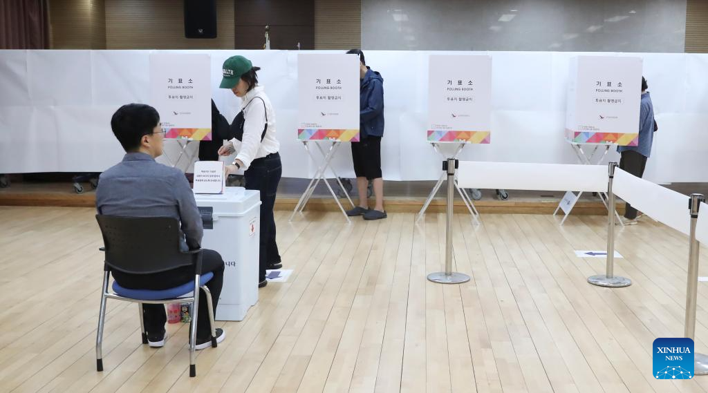 Cử tri bỏ phiếu tại một địa điểm ở Seoul ngày 3/6. Ảnh: Xinhua.