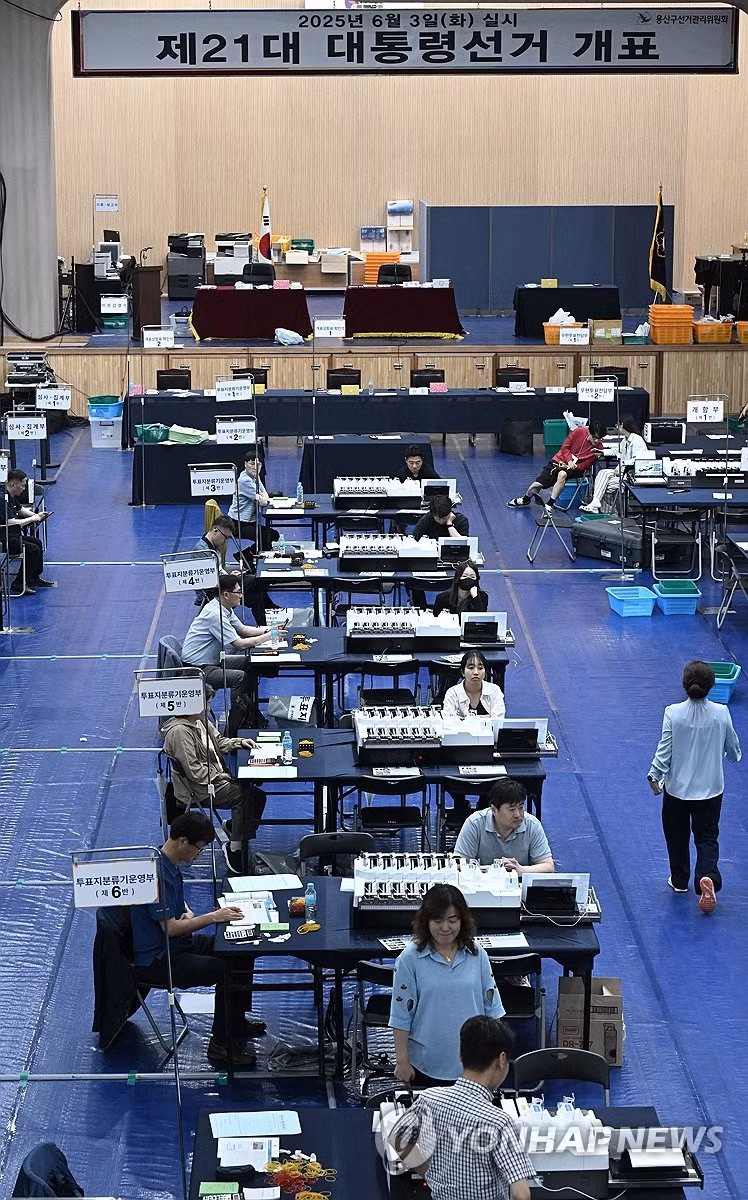 Các quan chức bầu cử kiểm tra máy phân loại phiếu bầu tại một điểm kiểm phiếu ở Seoul vào ngày 2/6/2025, trước thềm cuộc bầu cử tổng thống. Ảnh: Yonhap.