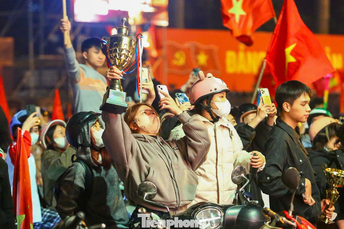 Những chiếc cúp được các bạn trẻ mang theo khi “đi bão” để ăn mừng chiến thắng.