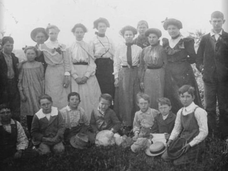 Nhóm học sinh Trường Slough năm 1868. Ngôi trường ở Sutter này chỉ có một giáo viên và 16 học sinh. Ảnh: Thư viện quận Sutter.