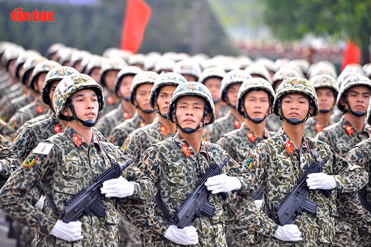 Đội hình khối đặc công trong phần hợp luyện sáng 9/7.