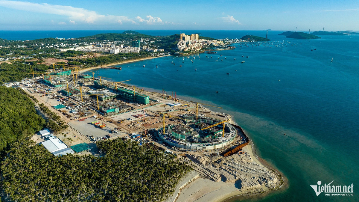 Nổi bật ở phía mũi một góc đảo là công trình Nhà biểu diễn đa năng với tổng diện tích sàn xây dựng 67,720m2 gồm 6 tầng nổi và 1 tầng hầm, sức chứa 4.094 chỗ ngồi. Tham gia thiết kế công trình này là đơn vị tư vấn thiết kế của Mỹ như SOM, đơn vị tư vấn nhà hát Apeiro.