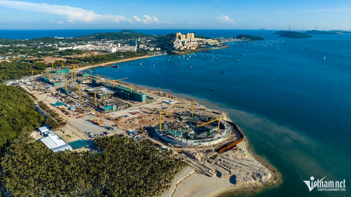 Nổi bật ở phía mũi một góc đảo là công trình Nhà biểu diễn đa năng với tổng diện tích sàn xây dựng 67,720m2 gồm 6 tầng nổi và 1 tầng hầm, sức chứa 4.094 chỗ ngồi. Tham gia thiết kế công trình này là đơn vị tư vấn thiết kế của Mỹ như SOM, đơn vị tư vấn nhà hát Apeiro.