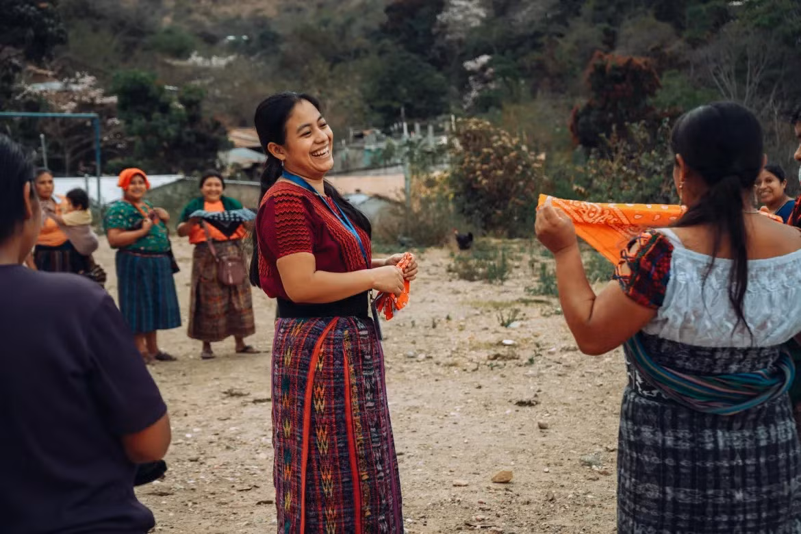 Theo Al Jazeera, hơn 500 phụ nữ ở Baja Verapaz và Chimaltenango (Guatemala) tham gia các câu lạc bộ để nuôi dưỡng lòng tự trọng, sự hỗ trợ của cộng đồng và sự tự tin. Tại vùng cao nguyên hẻo lánh Baja Verapaz, phụ nữ đang tìm lại sức mạnh của mình thông qua một công cụ đơn giản nhưng mạnh mẽ: Tiếng nói của họ. (Nguồn ảnh: IOM/AJ)