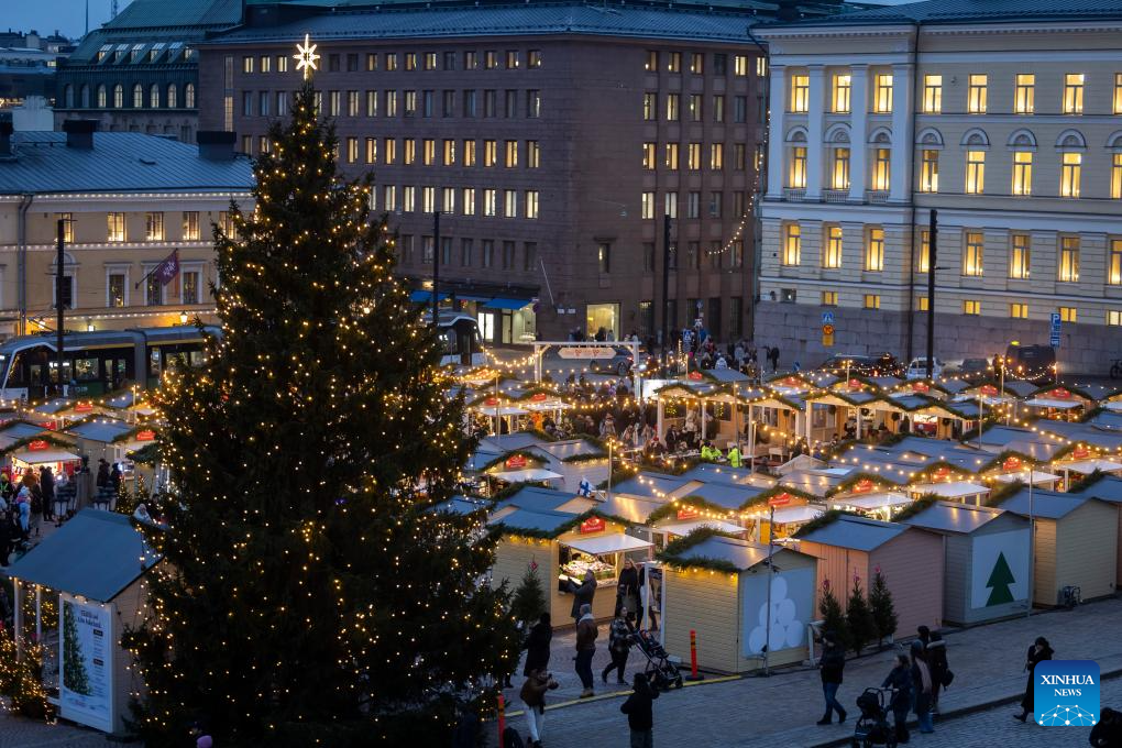 Quang cảnh chợ Giáng sinh Helsinki nhìn từ trên cao ngày 5/12/2025. Hội chợ Giáng sinh ngoài trời này được tổ chức tại Quảng trường Thượng viện ở trung tâm thành phố, thu hút đông đảo du khách. (Nguồn ảnh: Xinhua News)
