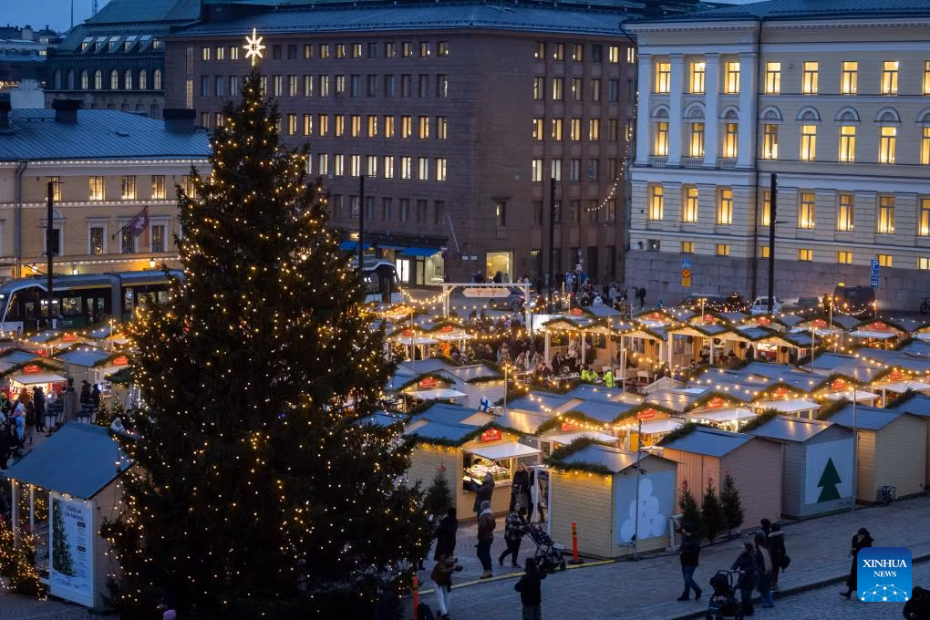 Quang cảnh chợ Giáng sinh Helsinki nhìn từ trên cao ngày 5/12/2025. Hội chợ Giáng sinh ngoài trời này được tổ chức tại Quảng trường Thượng viện ở trung tâm thành phố, thu hút đông đảo du khách. (Nguồn ảnh: Xinhua News)