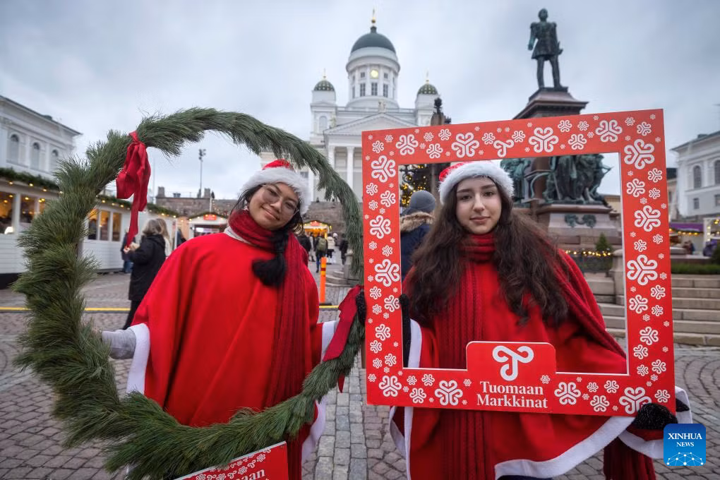 Hai cô gái tạo dáng chụp ảnh tại hội chợ.