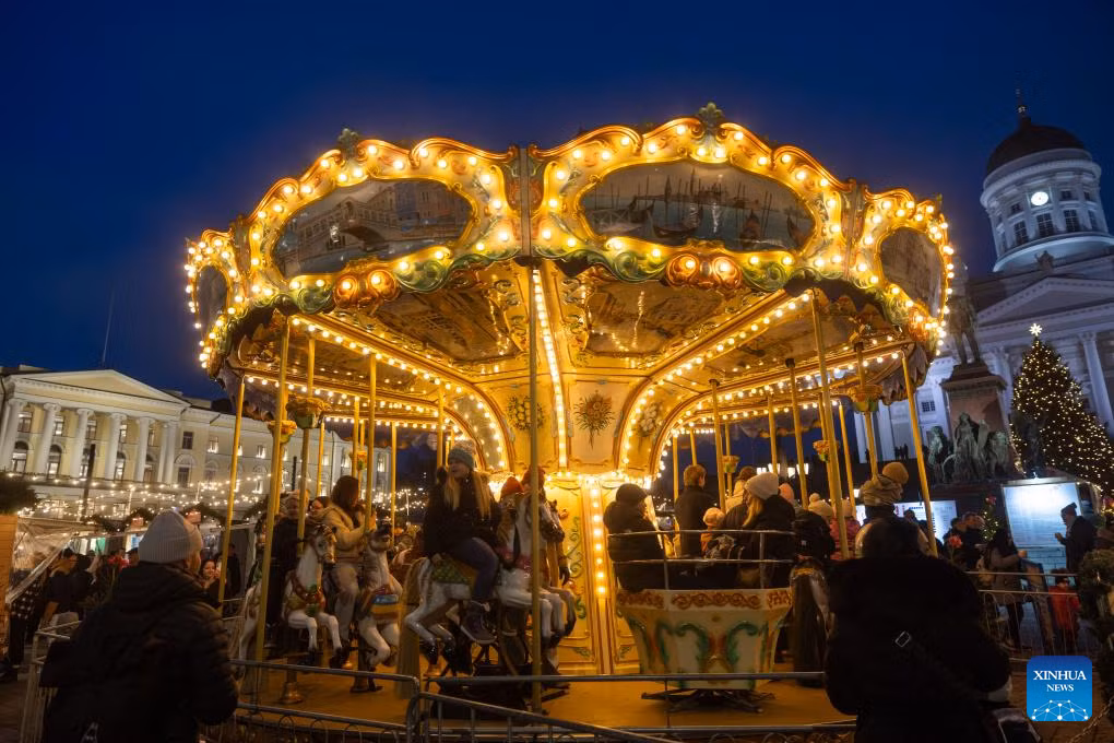 Mọi người chơi đu quay tại chợ Giáng sinh Helsinki ngày 5/12/2025.