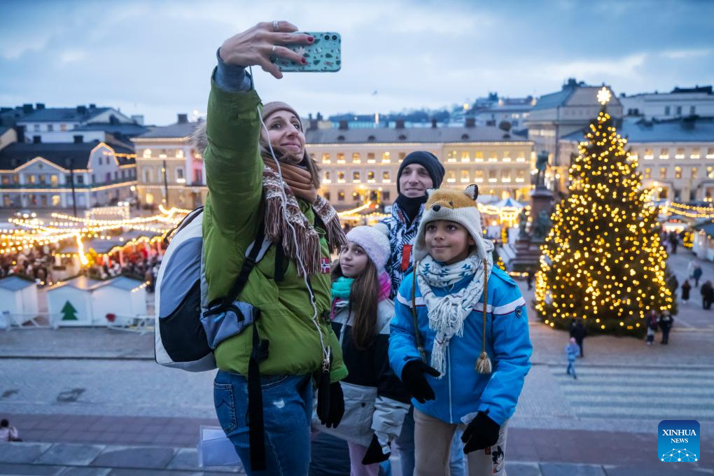 Chụp ảnh lưu niệm tại khu chợ Giáng sinh Helsinki.