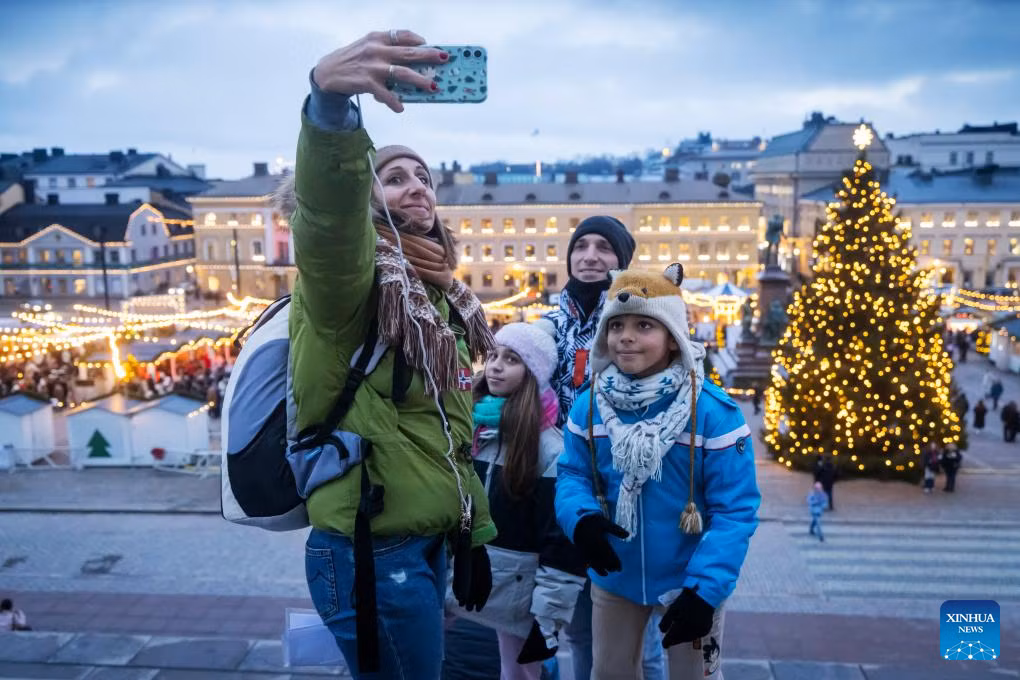 Chụp ảnh lưu niệm tại khu chợ Giáng sinh Helsinki.