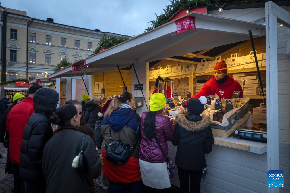 Mọi người mua đồ ăn trong khu chợ.