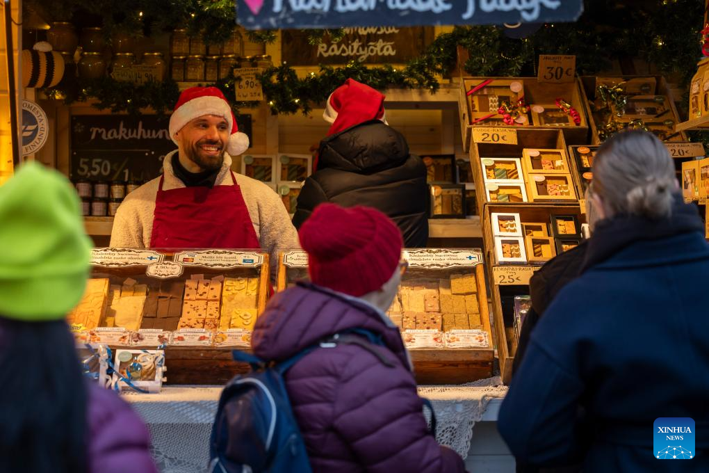 Gian hàng bán bánh kẹo tại chợ Giáng sinh Helsinki.