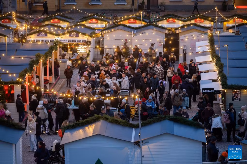 Rất đông người tham quan chợ Giáng sinh Helsinki.