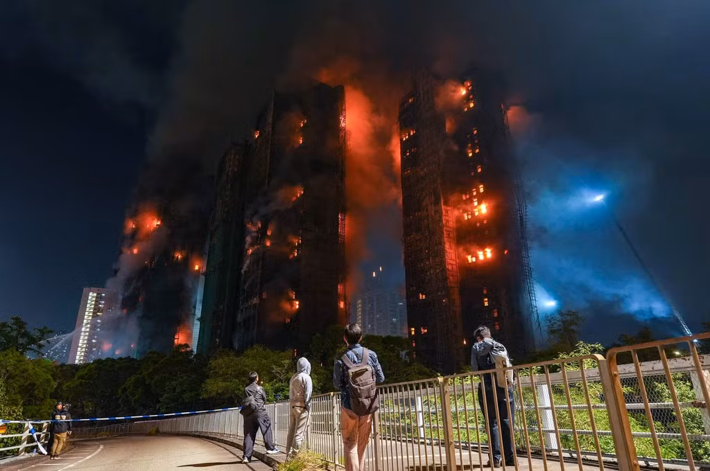 Ông Chan, Phó giám đốc Sở cứu hỏa, cho biết nhiệt độ cao bên trong các tòa nhà bốc cháy gây ra thách thức cho nỗ lực chữa cháy. “Các mảnh vỡ và giàn giáo của tòa nhà bị ảnh hưởng rơi xuống, gây thêm nguy hiểm cho lực lượng cứu hỏa. Hơn nữa, nhiệt độ bên trong tòa nhà rất cao, khiến việc vào tòa nhà và lên tầng trên để thực hiện công tác chữa cháy và cứu nạn gặp khó khăn”, ông nói. Ảnh: SCMP.
