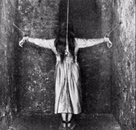 Hình ảnh này là một trong nhiều bệnh nhân bị giam giữ tại một viện tâm thần ở Pháp vào năm 1900.