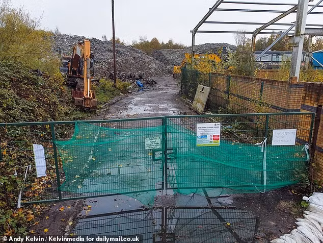 "Tôi rất tức giận khi người dân phải chịu đựng điều này. Những kẻ phạm tội phải chịu trách nhiệm và các cơ quan cần phải hành động nhanh hơn để giải quyết vấn đề", nghị sĩ Simons nói. Ảnh: Daily Mail.