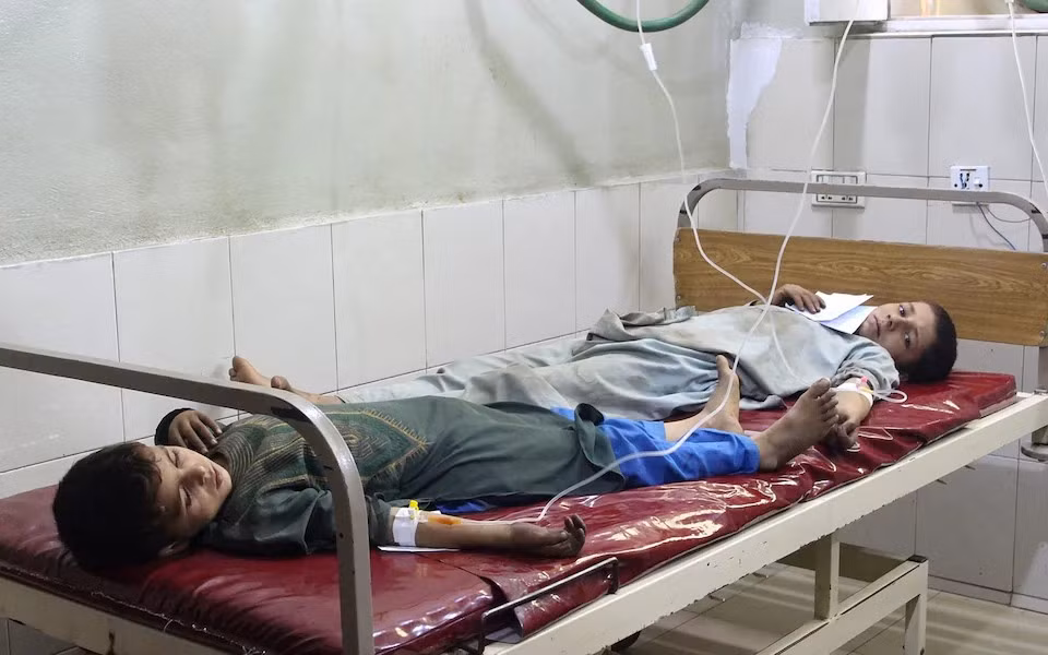 Một đoạn video cho thấy cảnh một chiếc trực thăng chở đầy binh lính đến tỉnh Kunar trong hoạt động cứu hộ. Ảnh: Hai em nhỏ bị thương được đưa vào bệnh viện. Ảnh: Telegraph.