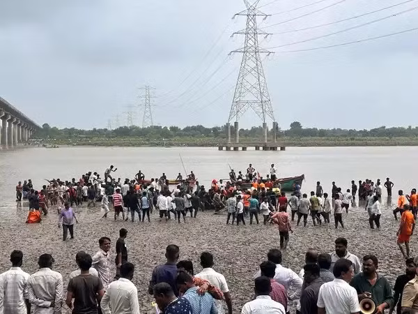 Ngay sau vụ sập cầu, người dân địa phương đã nhanh chóng tới hiện trường cũng như thông báo cho lực lượng cứu hộ. Ảnh: IT.