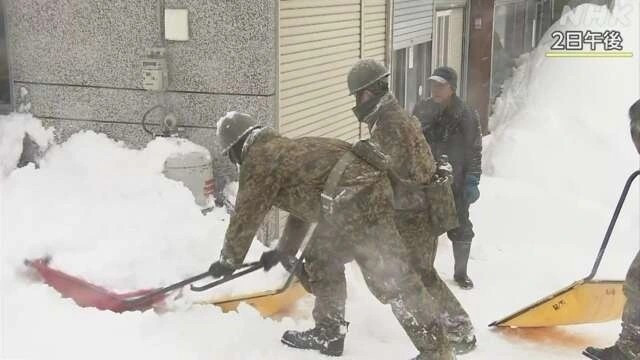 Số người tử vong cao nhất được ghi nhận tại tỉnh Niigata với 12 trường hợp, 6 ở tỉnh Akita và 4 trường hợp ở tỉnh Aomori,... Nhiều trường hợp tử vong liên quan đến việc người dân cố gắng dọn tuyết xung quanh nhà của họ. Ảnh: Lực lượng Phòng vệ Nhật Bản hỗ trợ người dân dọn tuyết. Ảnh: NHK.