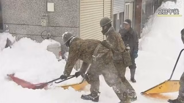 Số người tử vong cao nhất được ghi nhận tại tỉnh Niigata với 12 trường hợp, 6 ở tỉnh Akita và 4 trường hợp ở tỉnh Aomori,... Nhiều trường hợp tử vong liên quan đến việc người dân cố gắng dọn tuyết xung quanh nhà của họ. Ảnh: Lực lượng Phòng vệ Nhật Bản hỗ trợ người dân dọn tuyết. Ảnh: NHK.