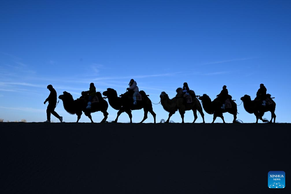 Khách du lịch tham quan Núi Minh Sa và Khu thắng cảnh Nguyệt Nha Tuyền ở thành phố Đôn Hoàng, tỉnh Cam Túc, tây bắc Trung Quốc, ngày 30/11/2025.