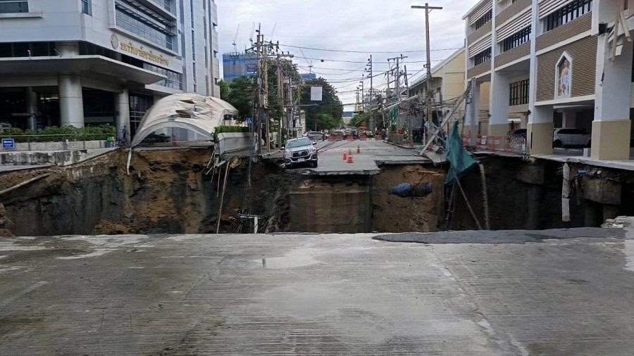 Sự cố xảy ra trong khu vực thi công tuyến tàu điện ngầm MRT Purple Line mở rộng, chạy từ Tao Poon đến đường Rat Burana. Ảnh: FB.