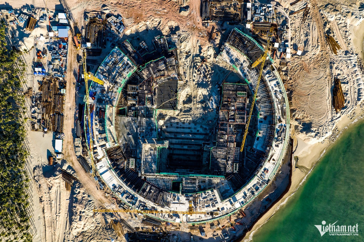 Nhà hát đa năng được thiết kế dạng khối tròn - biểu tượng của Trời - đặt cạnh Trung tâm Hội nghị hình vuông - biểu trưng cho Đất, thể hiện triết lý cân bằng Trời tròn - Đất vuông trong triết lý phương Đông.