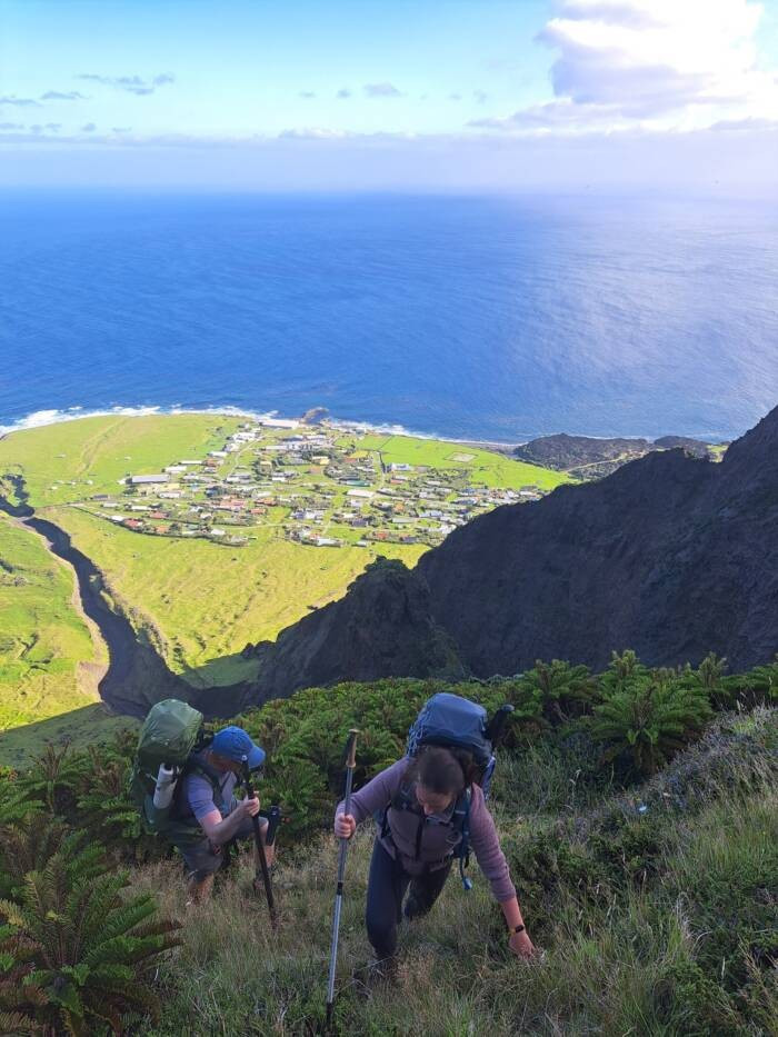 Những người đi bộ đường dài leo lên một vách đá nhìn xuống Edinburgh of the Seven Seas.