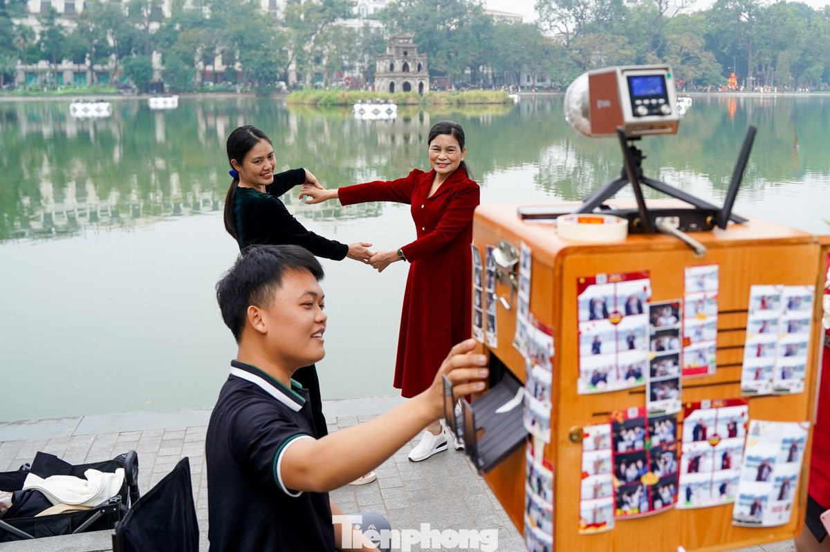 Bên tháp Rùa cổ kính, nhiều gia đình lưu giữ những khoảnh khắc đáng nhớ.