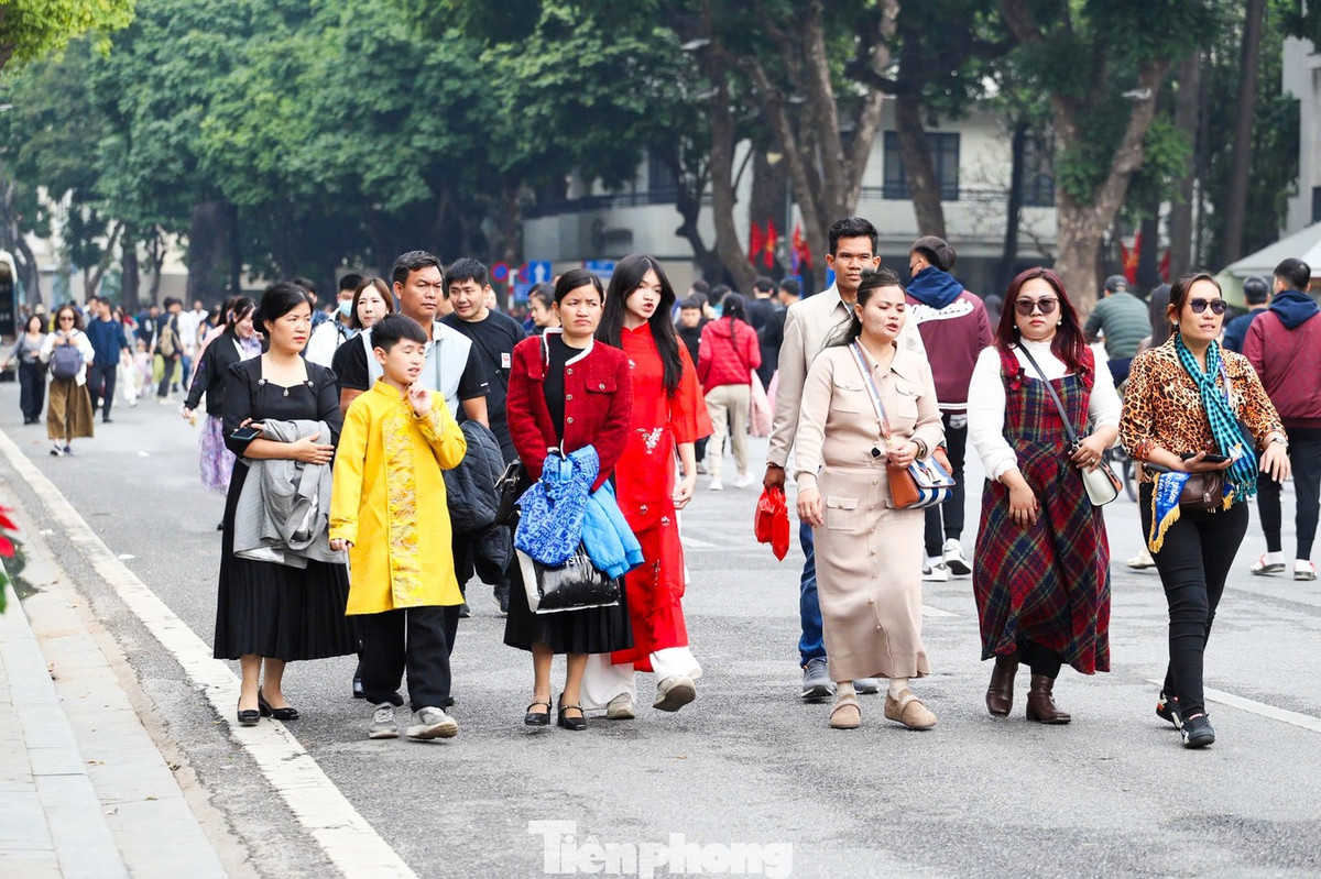 ​Các điểm du lịch và không gian công cộng tại Thủ đô tiếp tục ghi nhận lượng người đổ về đông đảo. Không chỉ người dân Thủ đô, rất đông du khách từ các tỉnh thành lân cận và khách quốc tế cũng hào hứng tham gia vào nhịp sống sôi động của Hà Nội trong ngày đầu năm mới.