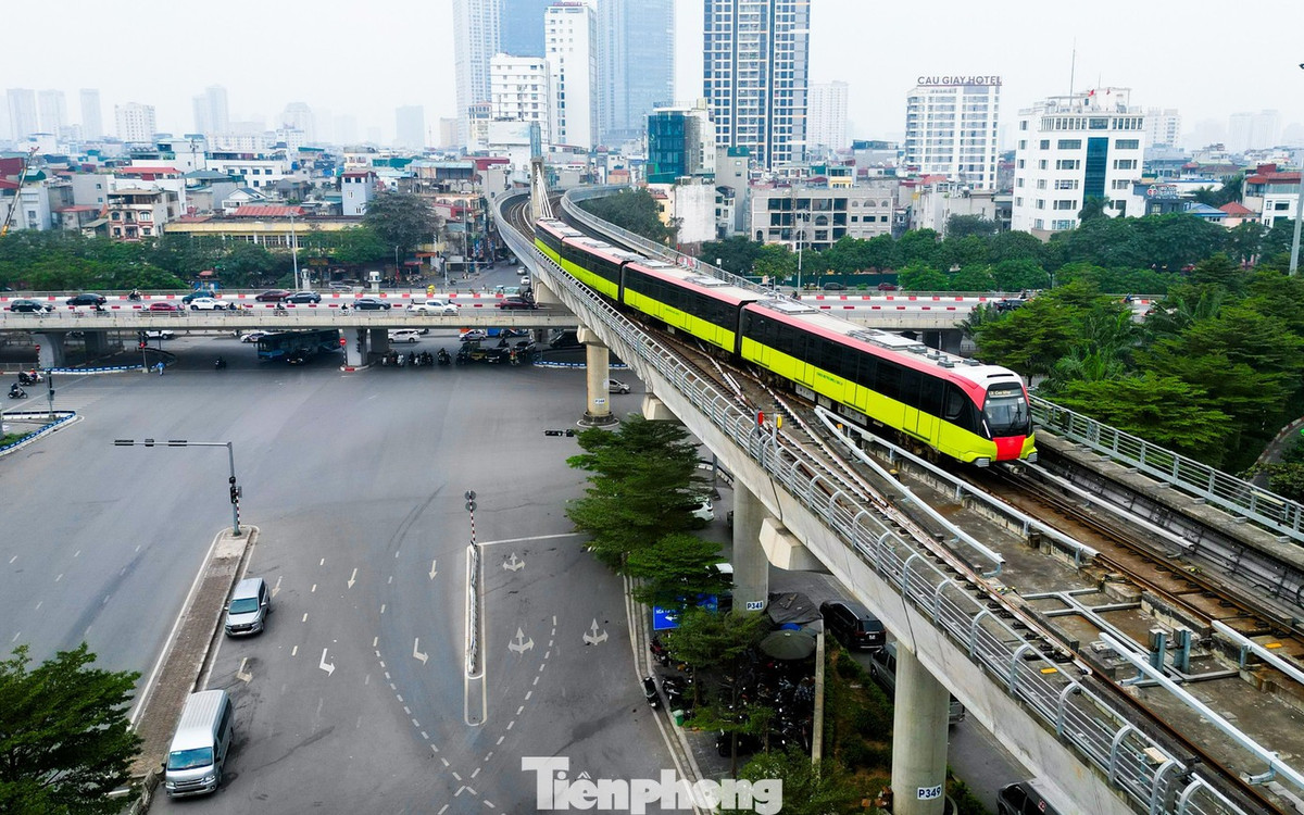 Sáng 1/1, phố phường Hà Nội yên bình hơn thường ngày, nhiều tuyến đường trở nên vắng vẻ, nhịp sống chậm lại trong khoảnh khắc đầu năm mới.