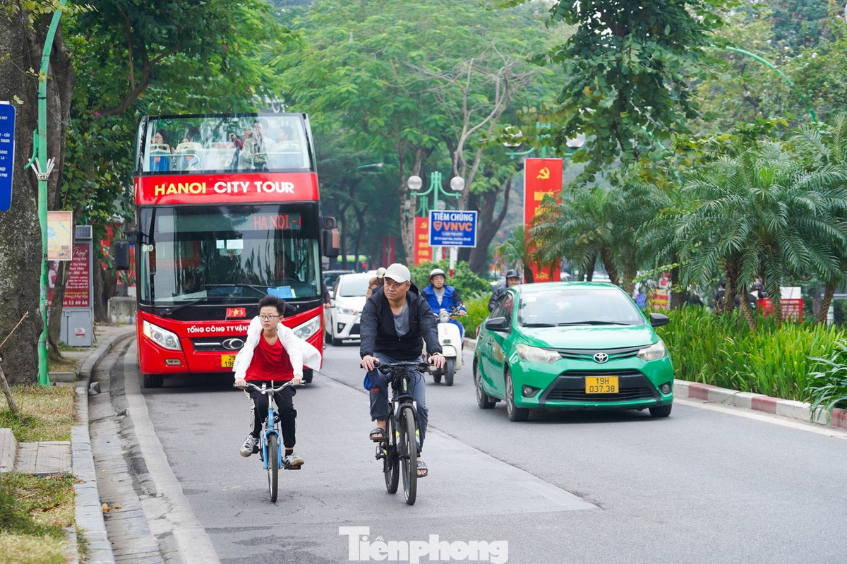 Thay vì đến các địa điểm du lịch xa xôi, nhiều người dân Hà Nội chọn lên Hồ Gươm, Hồ Tây để ngắm cảnh, tận hưởng tiết trời mát mẻ và trong lành.