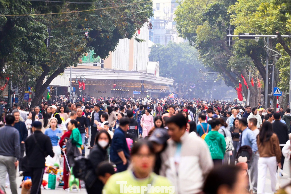 Trái ngược với sự vắng vẻ tại nhiều khu vực khác, sáng nay phố đi bộ hồ Gươm vẫn ghi nhận cảnh đông đảo người dân và du khách đổ về.