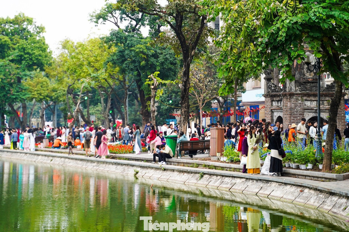 Các tuyến phố quanh Hồ Gươm rộn ràng tiếng cười nói, dòng người đổ về mỗi lúc một đông khiến không khí ngày đầu năm thêm náo nhiệt.