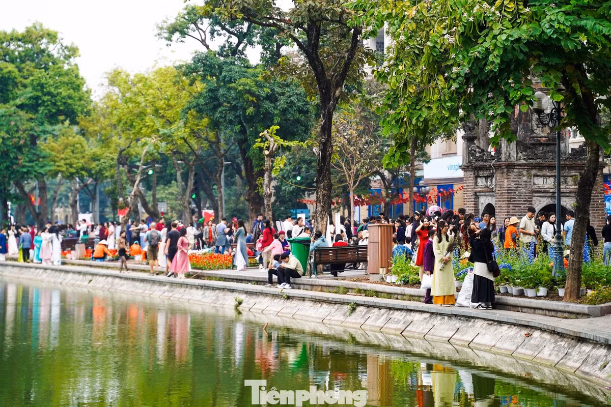 Các tuyến phố quanh Hồ Gươm rộn ràng tiếng cười nói, dòng người đổ về mỗi lúc một đông khiến không khí ngày đầu năm thêm náo nhiệt.
