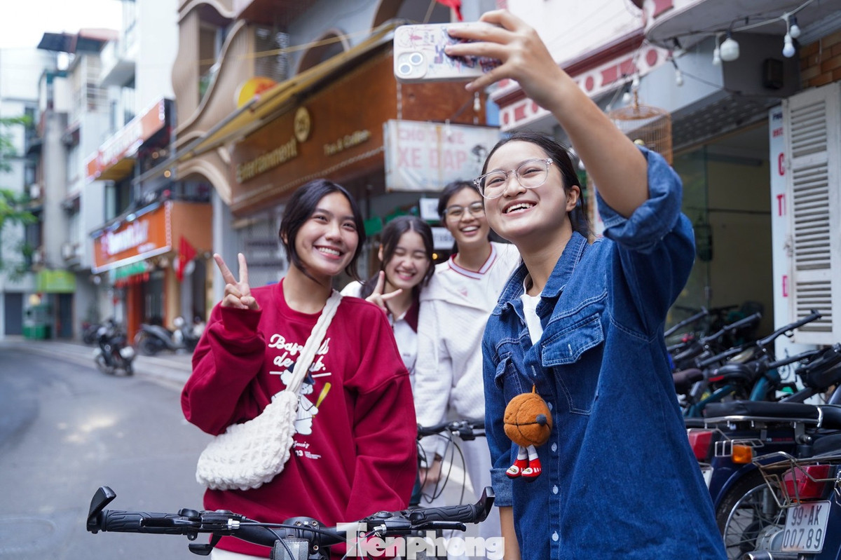 Nhóm bạn trẻ thong thả đạp xe tận hưởng nắng sớm và không khí thoáng đãng ven Hồ Tây trong ngày đầu năm 2026.