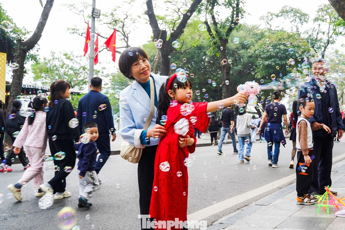 Không gian phố đi bộ rực rỡ sắc màu khiến các bạn nhỏ đặc biệt phấn khích khi được cùng gia đình dạo chơi ngày đầu năm.