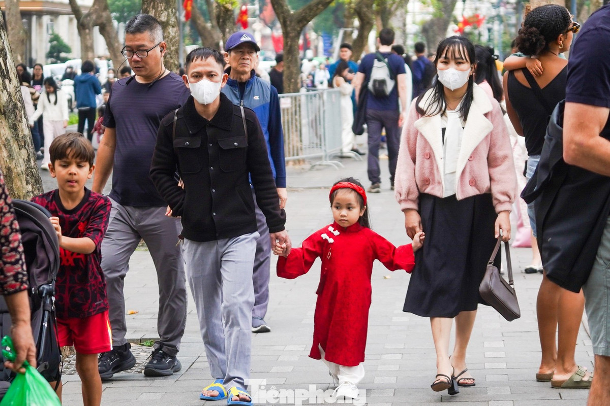 Tranh thủ kỳ nghỉ Tết Dương lịch, nhiều gia đình đưa con nhỏ đến phố đi bộ Hồ Gươm vui chơi, tham quan các điểm di tích và tận hưởng không gian ngoài trời.