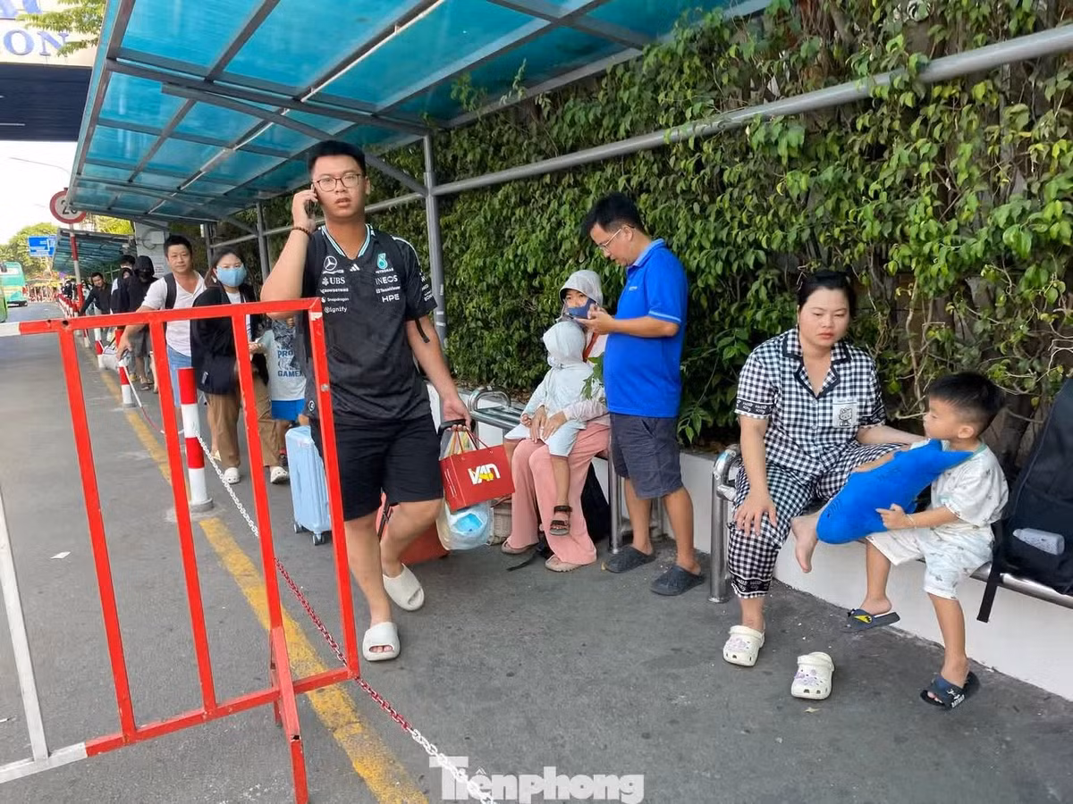 Hành khách quay trở lại TPHCM sau kỳ nghỉ lễ.