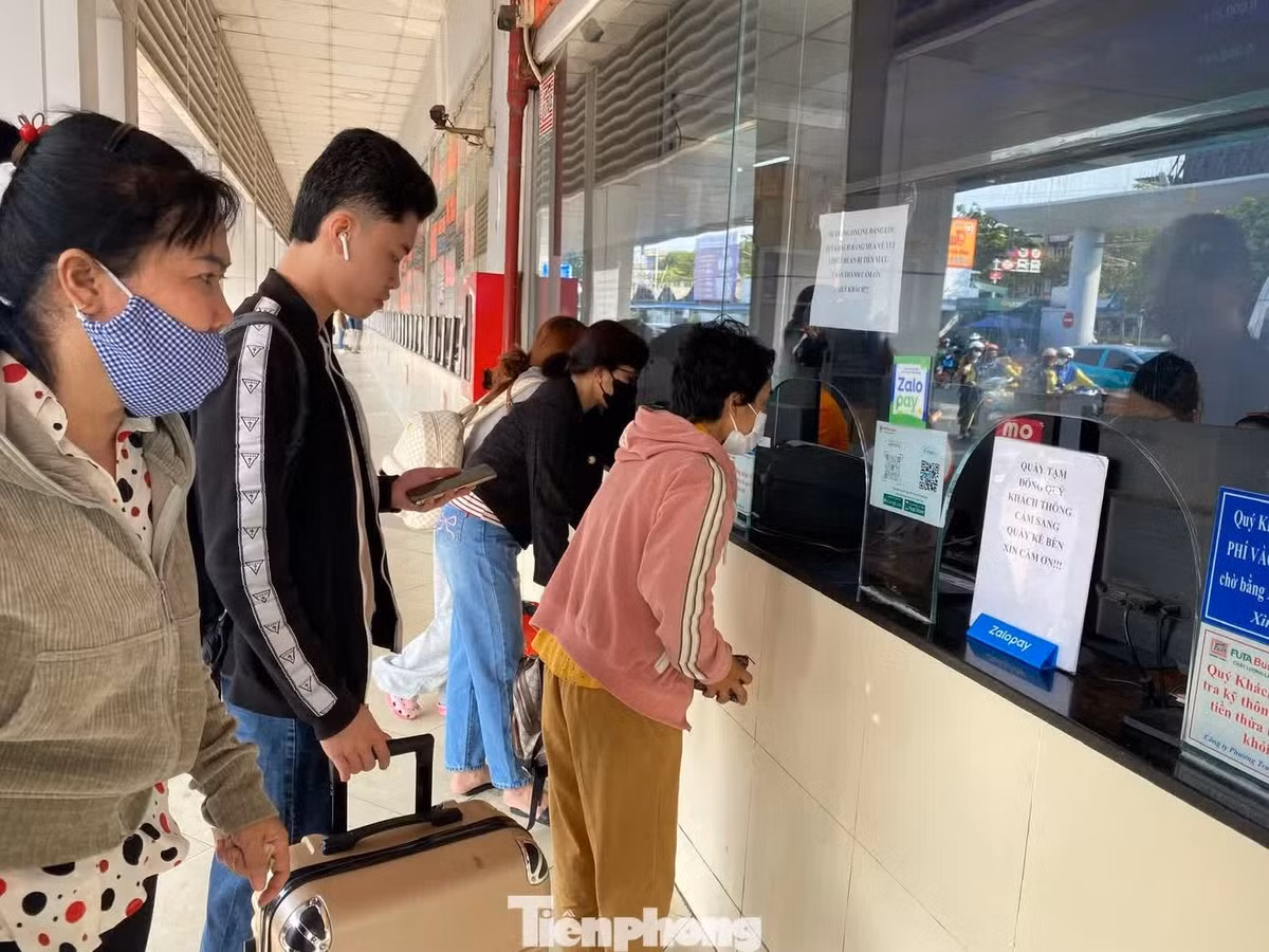 Một quầy bán vé tại bến xe miền Tây trong giờ cao điểm chiều 27/4.