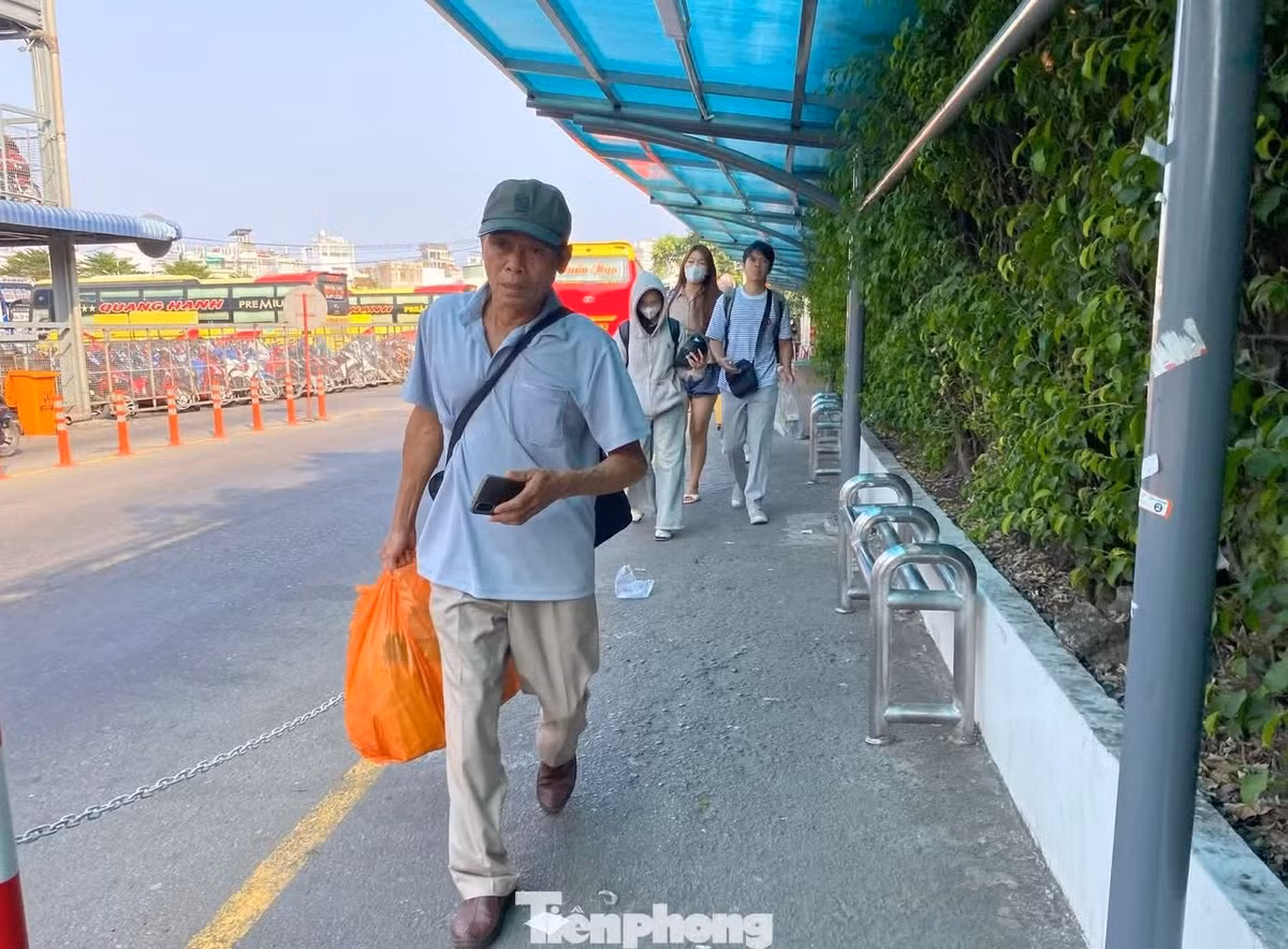 Người dân lỉnh kỉnh đồ đạc quay trở lại TPHCM.