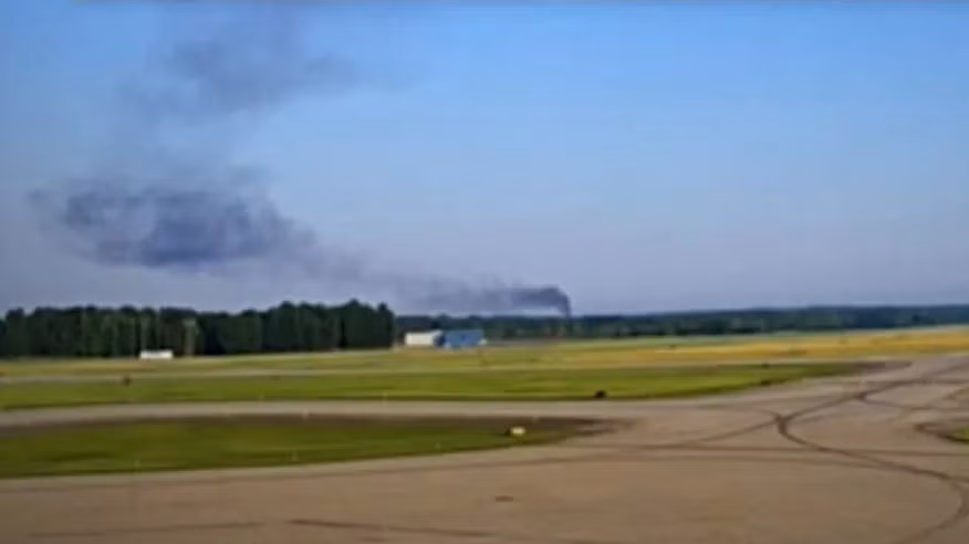 Một nhân chứng kể lại khi đang ngồi uống cà phê thì nghe thấy một tiếng nổ lớn và một cột khói bốc lên sau đó. Ảnh: WKBN.